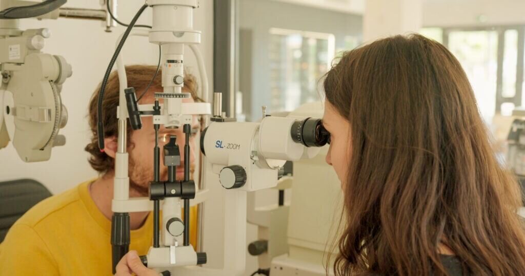 Lentilles de contact — l'adaptation à la lampe à fente
