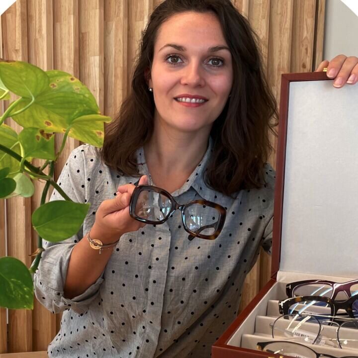 Camille présente une monture