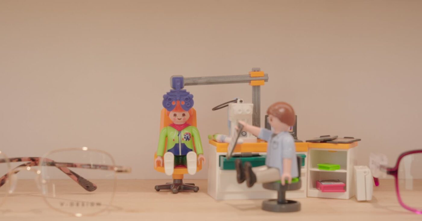 Lunettes pour enfants — un opticien en Playmobil sur l'étagère des enfants